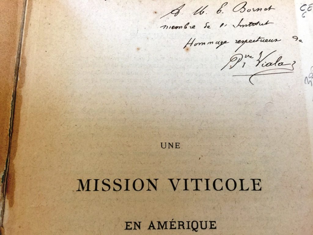 La nostra è una copia preziosa: come si vede in alto a destra, sul frontespizio, c'è l'autografo dello stesso autore, Pierre Viala.