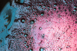 bolle-il-vino-rosso-del-mosto-di-malto-durante-la-fermentazione-81075444
